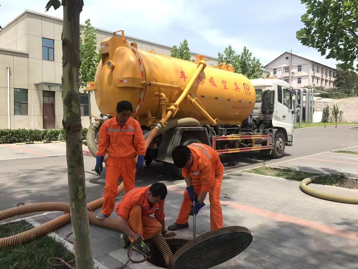 临城镇管道疏通车停在窨井附近