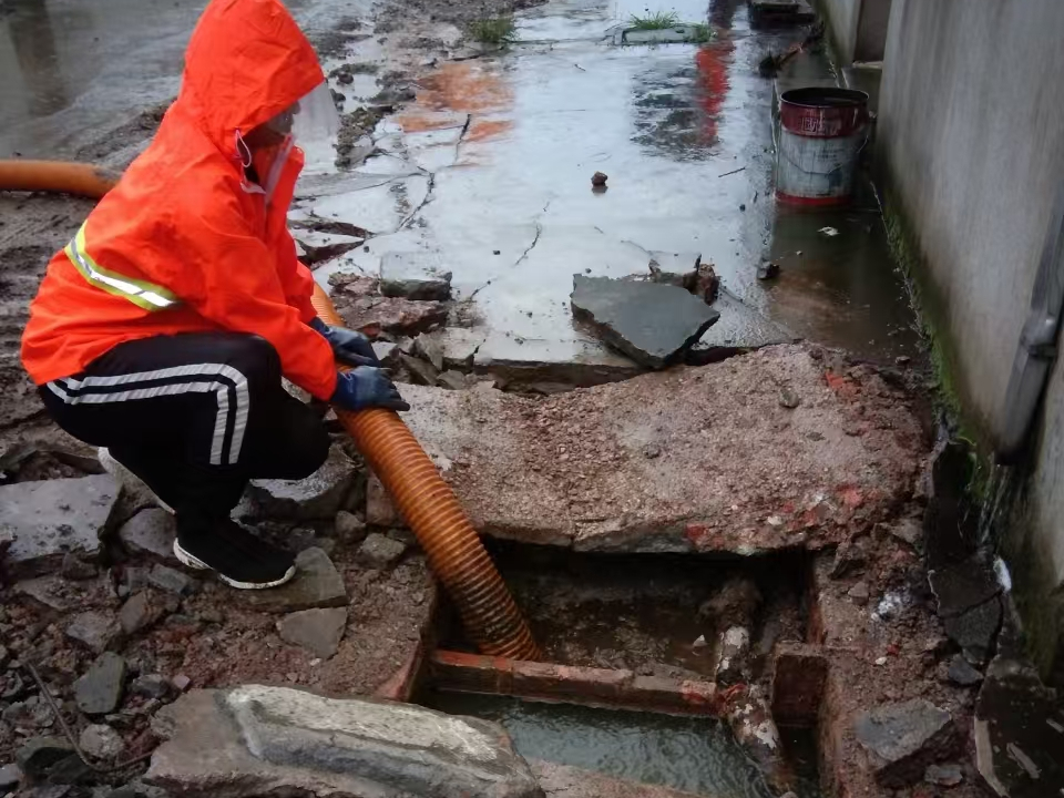 临城镇专业清理污水池 炜誉市政以规范流程守护城市 “肠道”