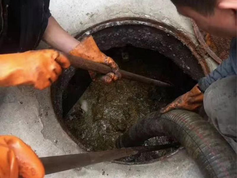 临城镇清理化粪池时如何避免沼气的危害？